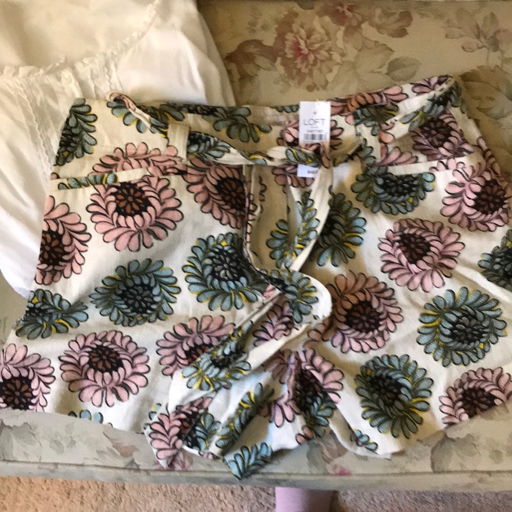 LOFT tie shorts size 8 NWT. Floral linen/rayon